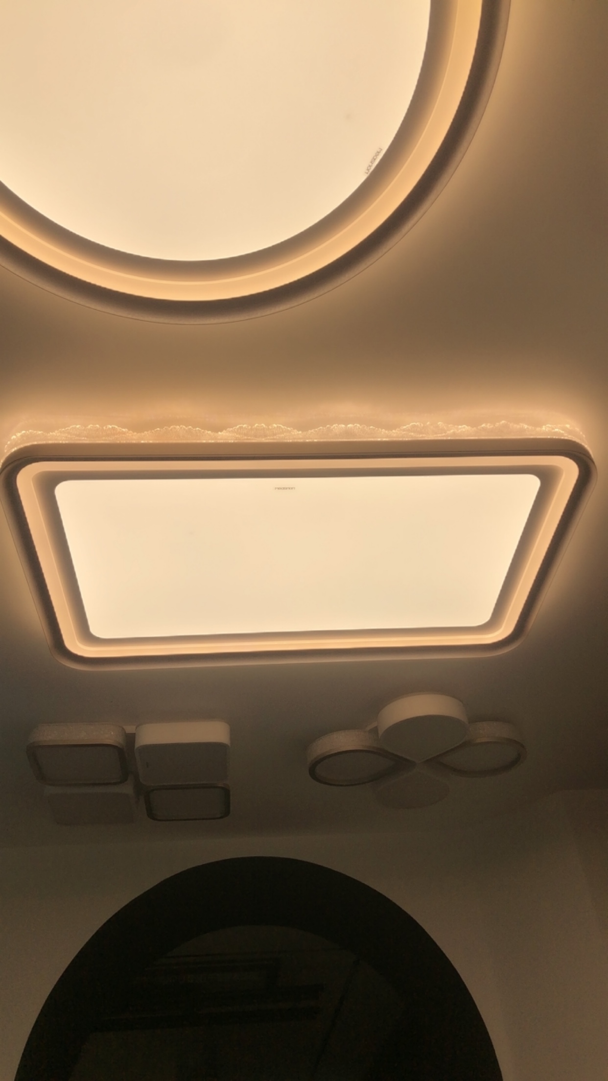 2025新款日落金山现代简约大气客厅灯三色调光1.2长