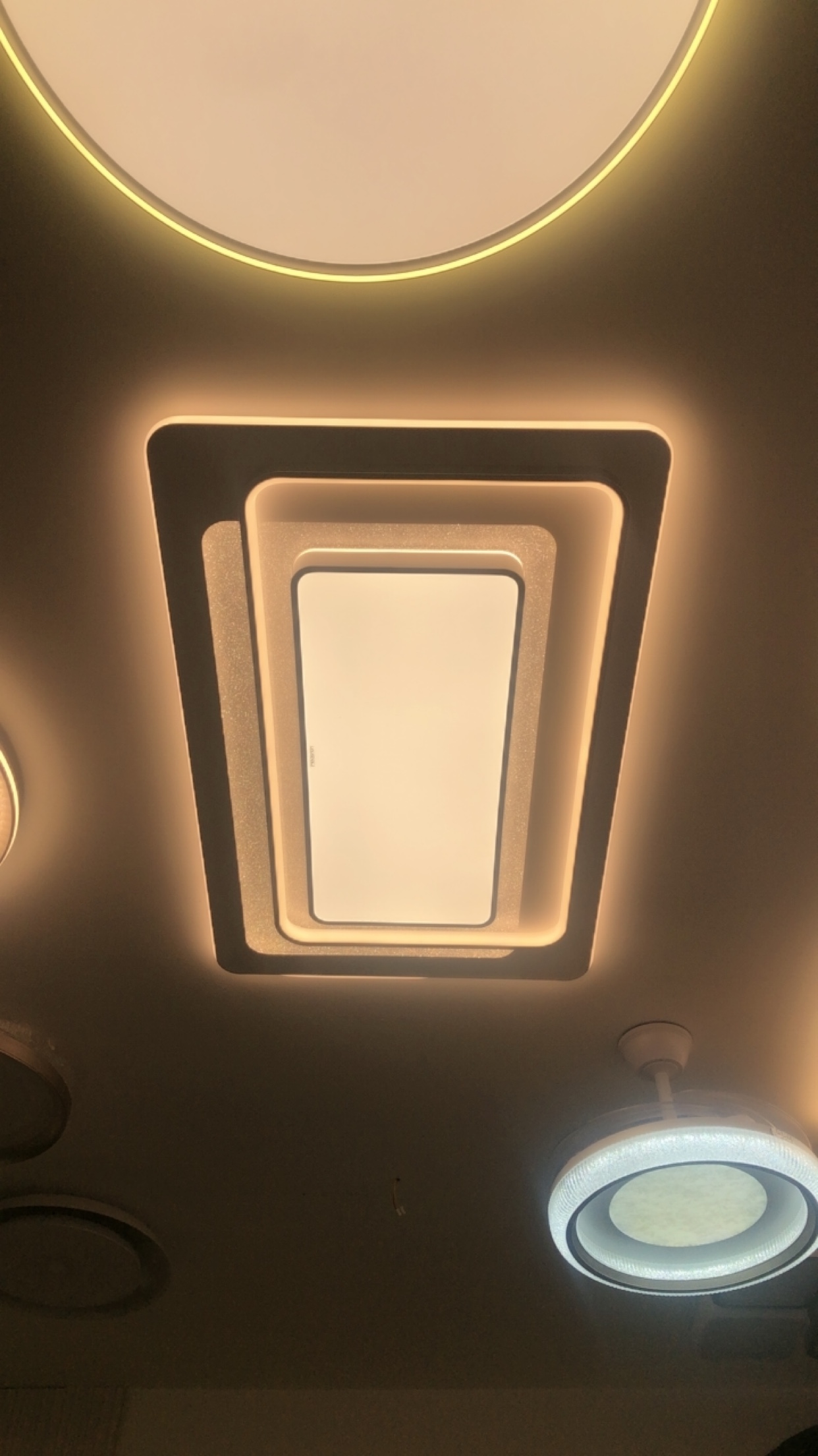 2025新款现代简约铝材客厅灯三色调光1.2长