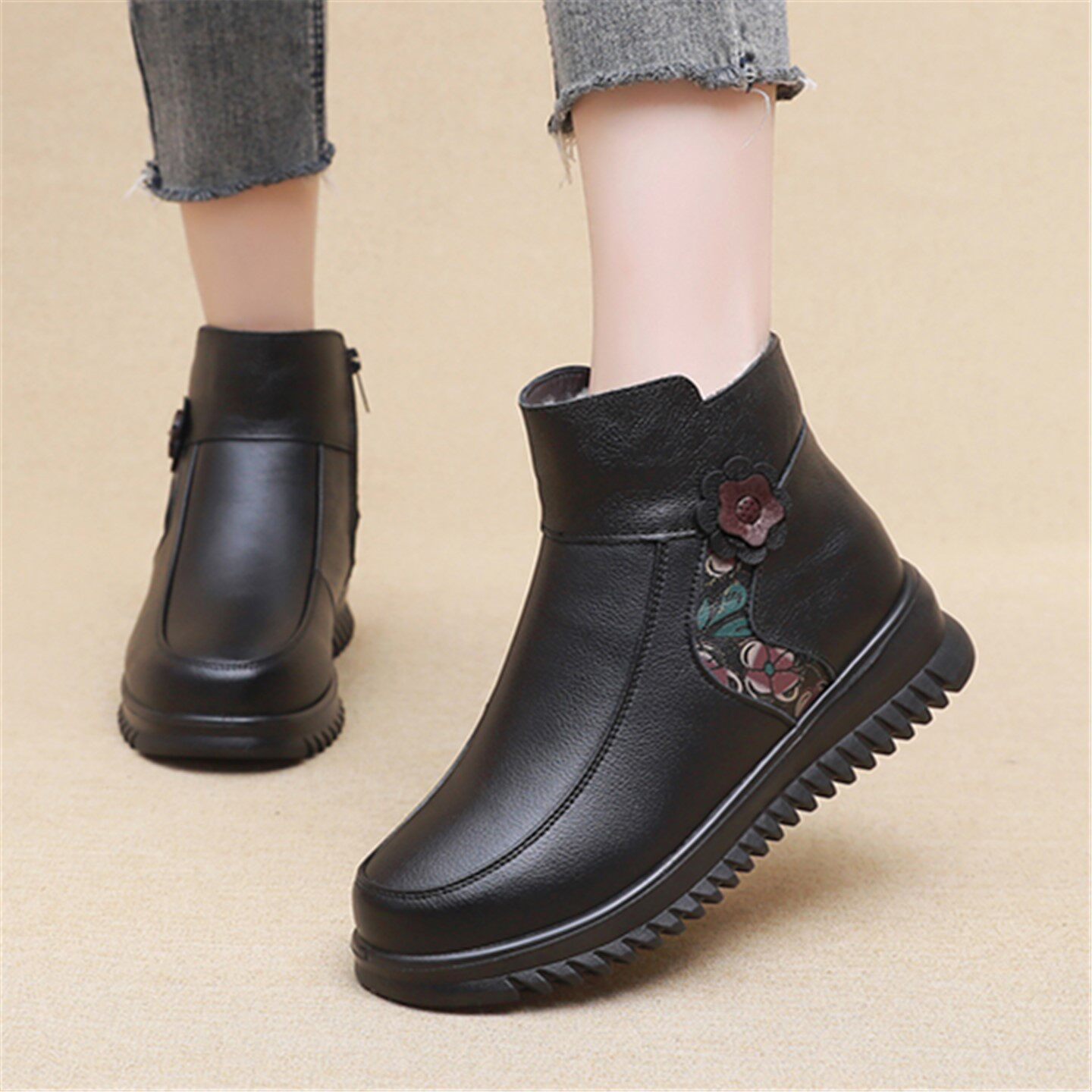 冬季加绒牛皮软底平底奶奶防滑保暖羊毛中老年老人棉鞋女妈妈短靴