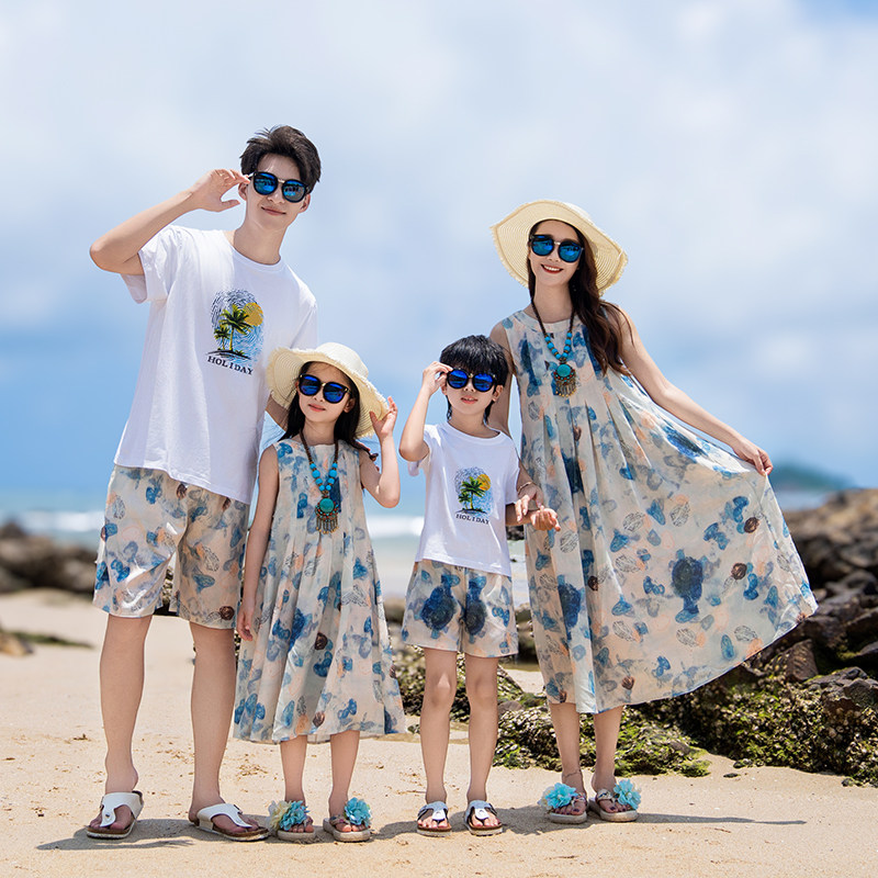 海边度假亲子装2026新款夏天一家三口母子母女装沙滩裙连衣裙长裙