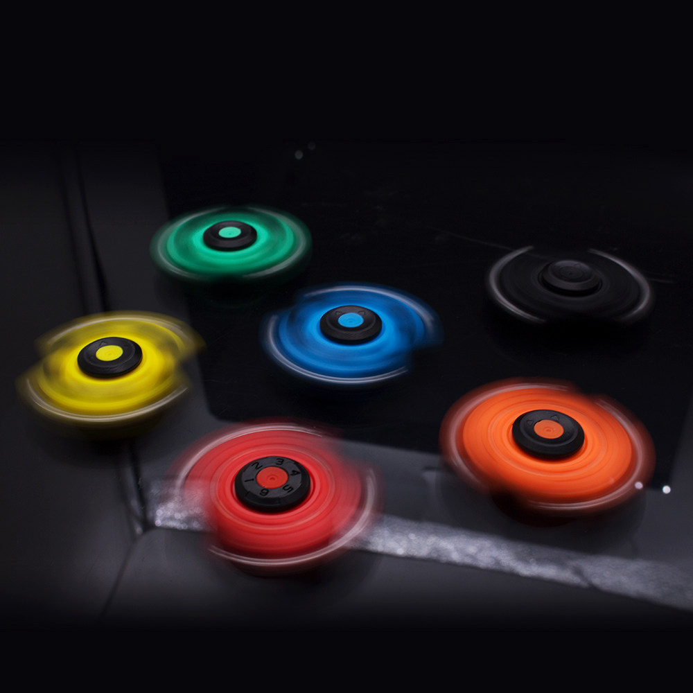 魔方减压健身成人儿童旋转益智玩具跑车型二合一魔方陀螺益智玩具在类目 玩具/童车/益智/积木/模型, 户外运动/休闲/传统玩具, 陀螺中 - 来自Buy2taobao.com提供专业的淘宝代购服务