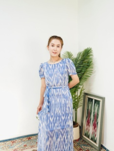 新疆艾特莱斯伊犁蓝雪纺质地飘飘裙底侧开叉飘带裙