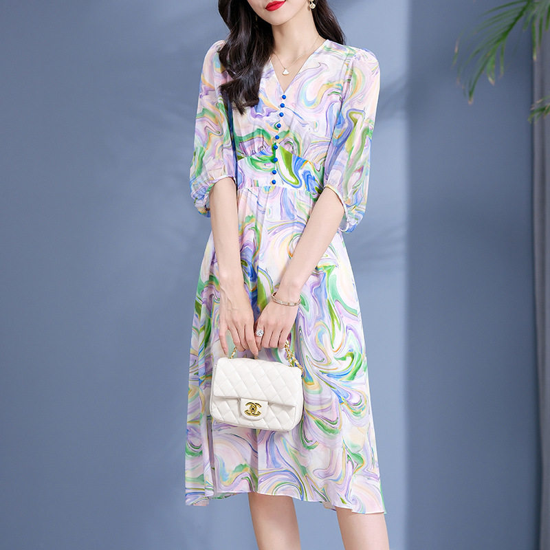 90175夏季2023新品女装V领单排扣水墨渲染印花收腰气质真丝连衣