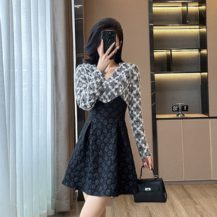 2025春秋季新款女装法式高级感V领收腰连衣裙女冬天打底显瘦赫本