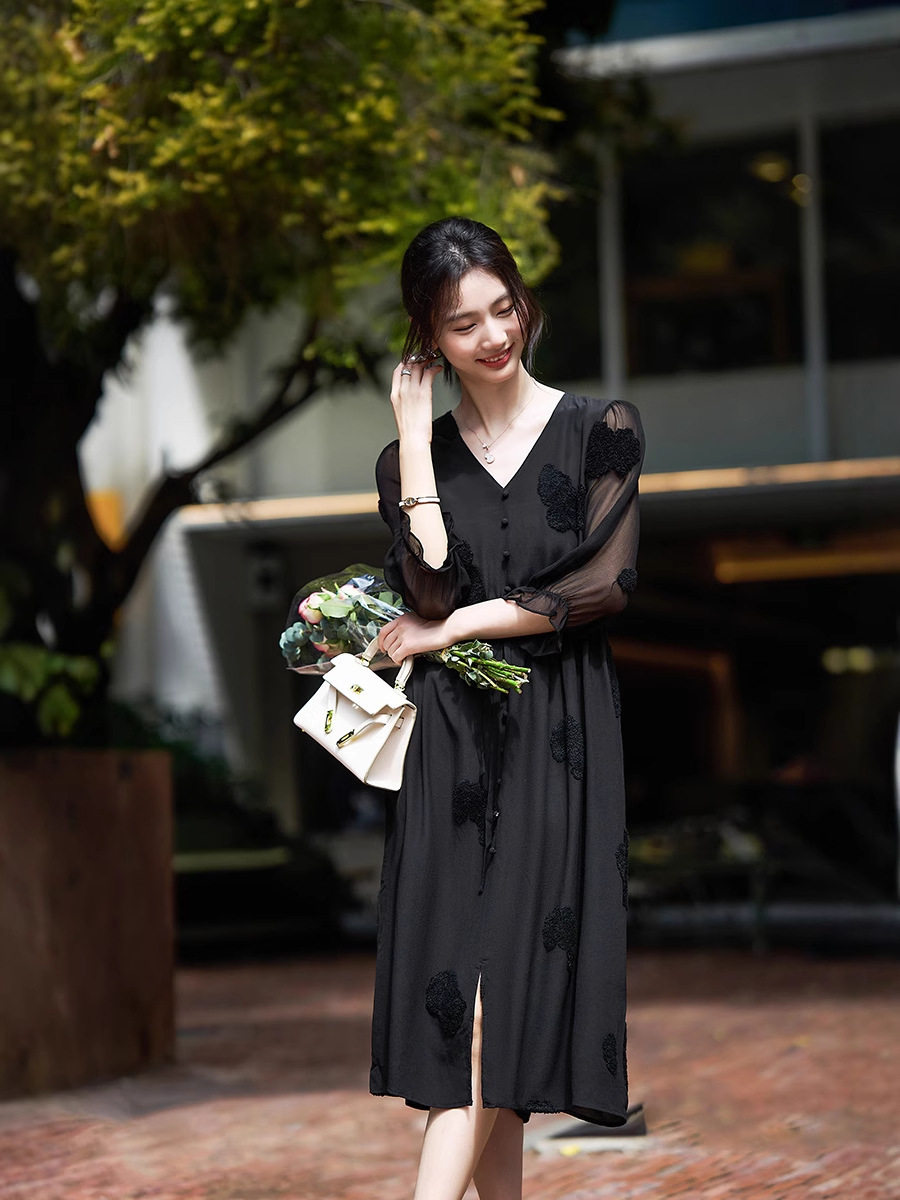 黑 春夏新品女装2025纯色重磅真丝加毛巾绣工艺连衣裙中长款90338