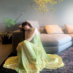 法式高级感绿色吊带连衣裙女装海边度假温柔超仙仙女裙
