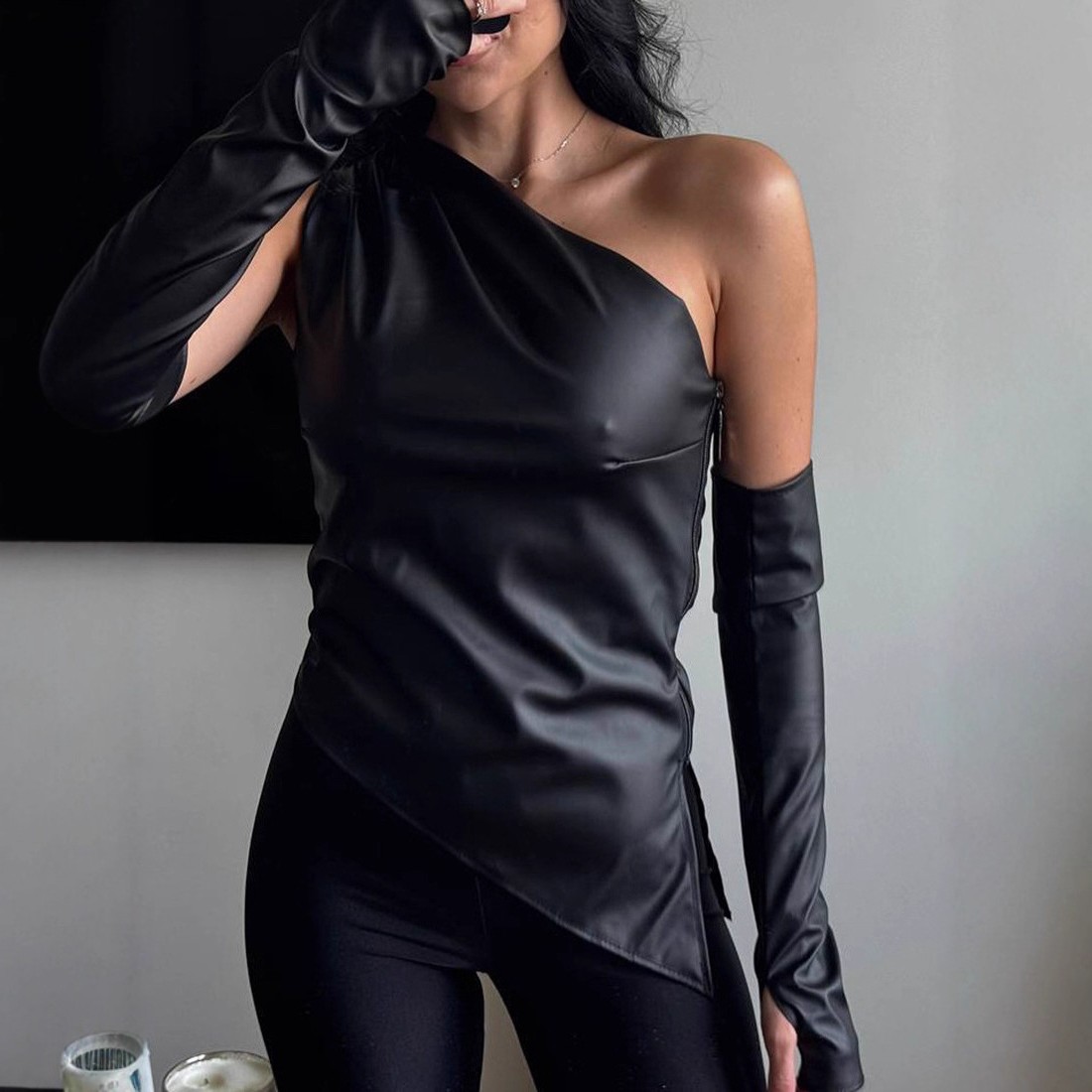 女式性感斜肩不对称皮上衣侧拉链开叉纯色修身送袖套女装时尚
