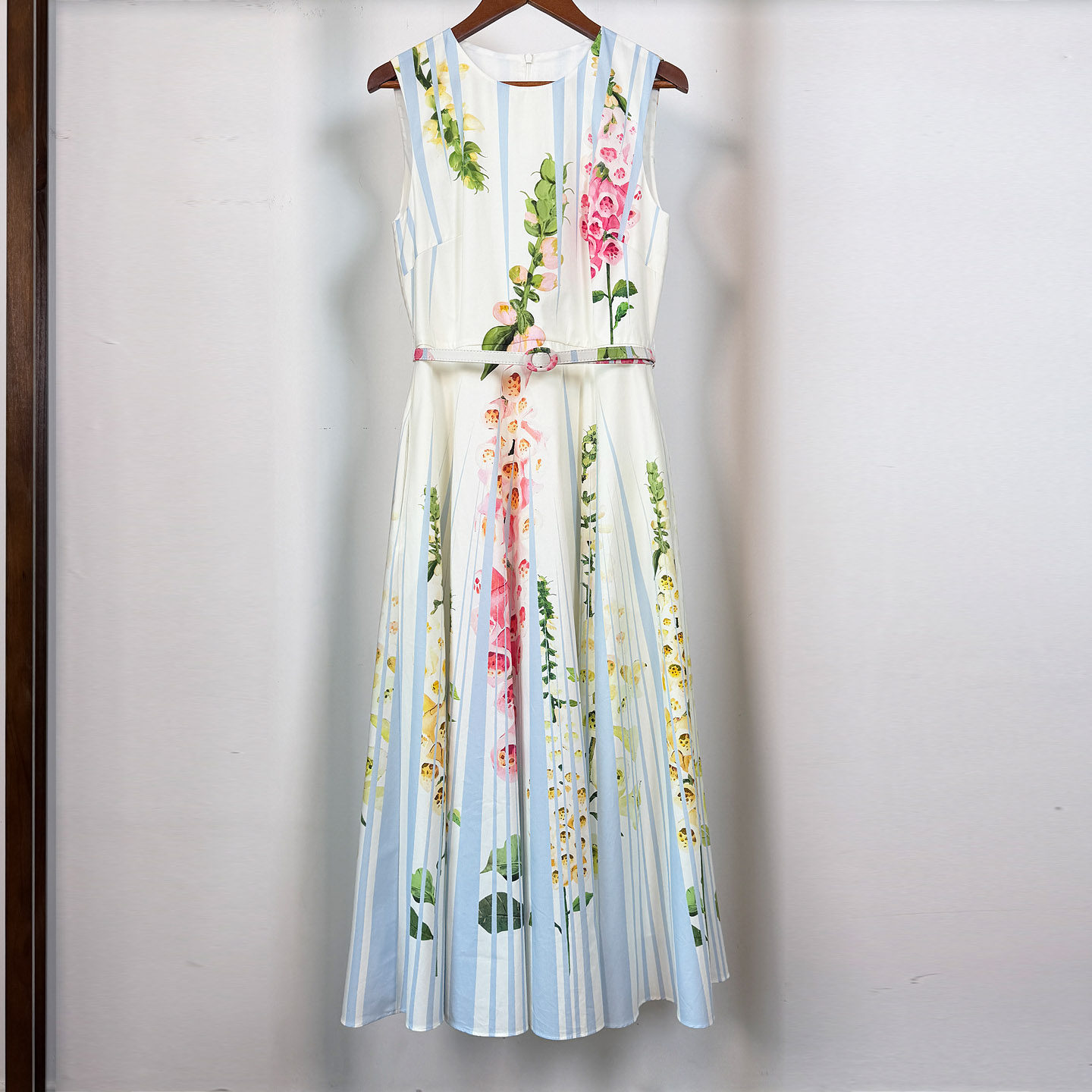 无袖连衣裙2026春夏新款女浅蓝色印花收腰修身显瘦大摆长款背心裙
