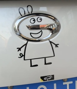 【显眼包】可爱的小猪佩奇配上我的传奇小祺祺标汽车贴纸改造车贴