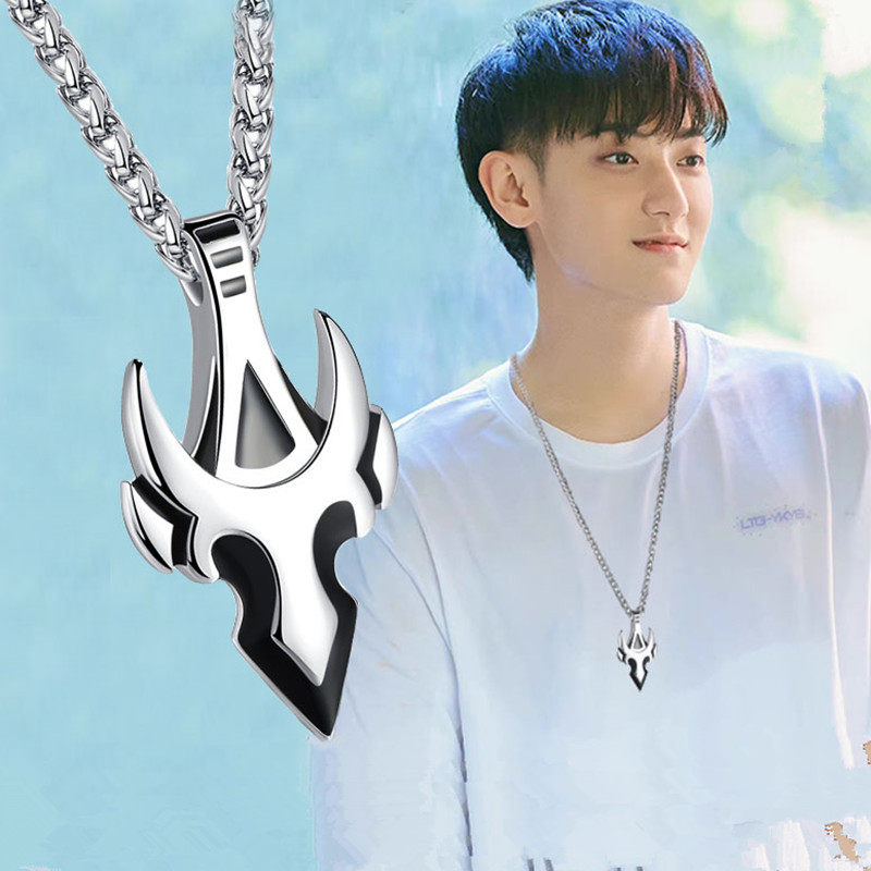 哥特暗黑风小众设计感火焰狼牙吊坠钛钢男士高级感金牛座霸气项链