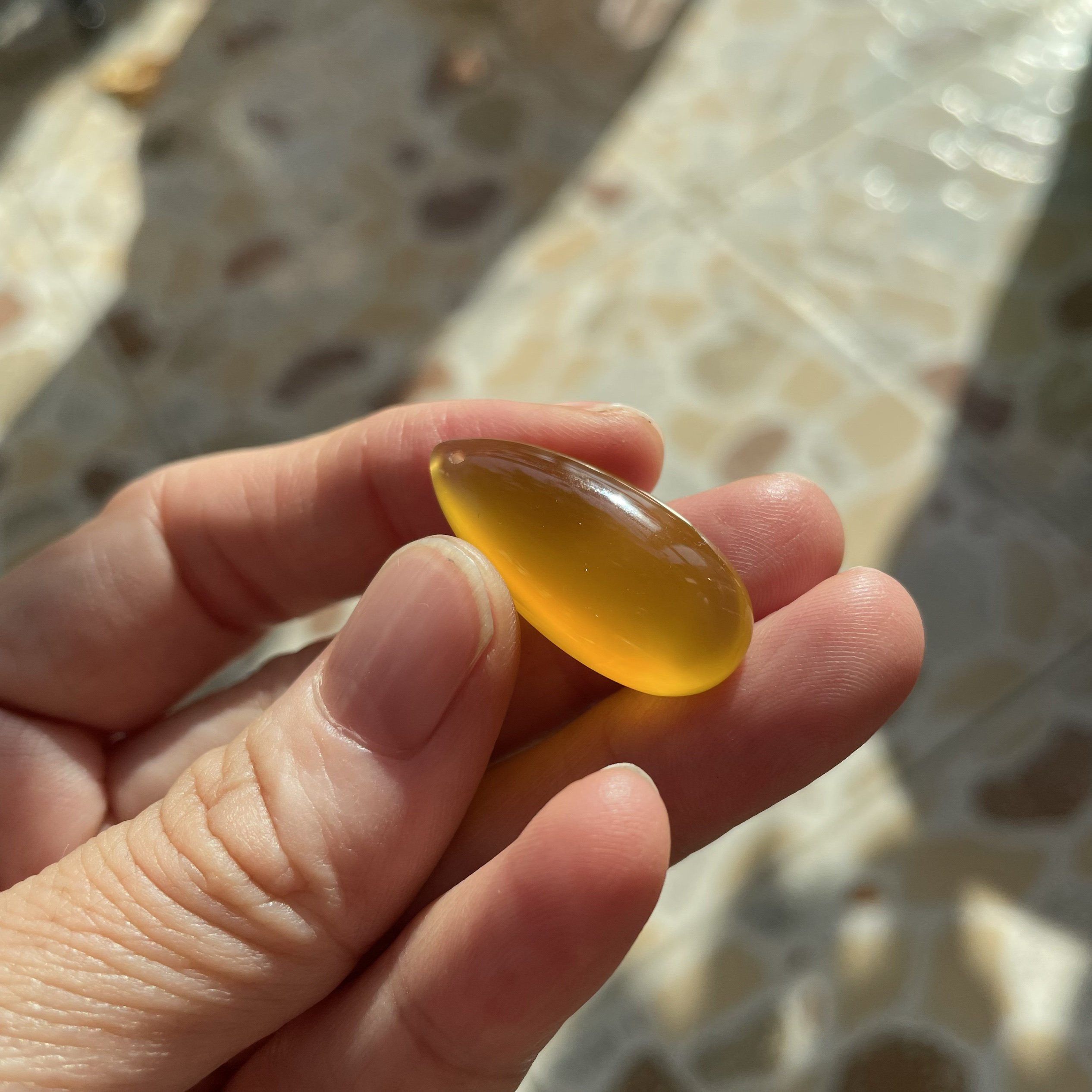 原矿玛瑙鸡油黄荧光水滴吊坠