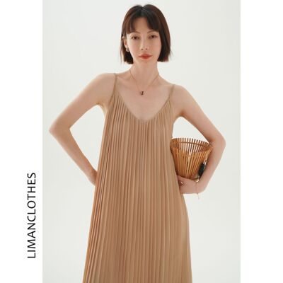 2024夏新款设计感小众宽松气质V领百褶吊带裙女长款卡其色连衣裙
