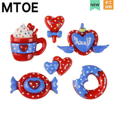 红蓝配爱心奶昔杯Crocs洞洞鞋