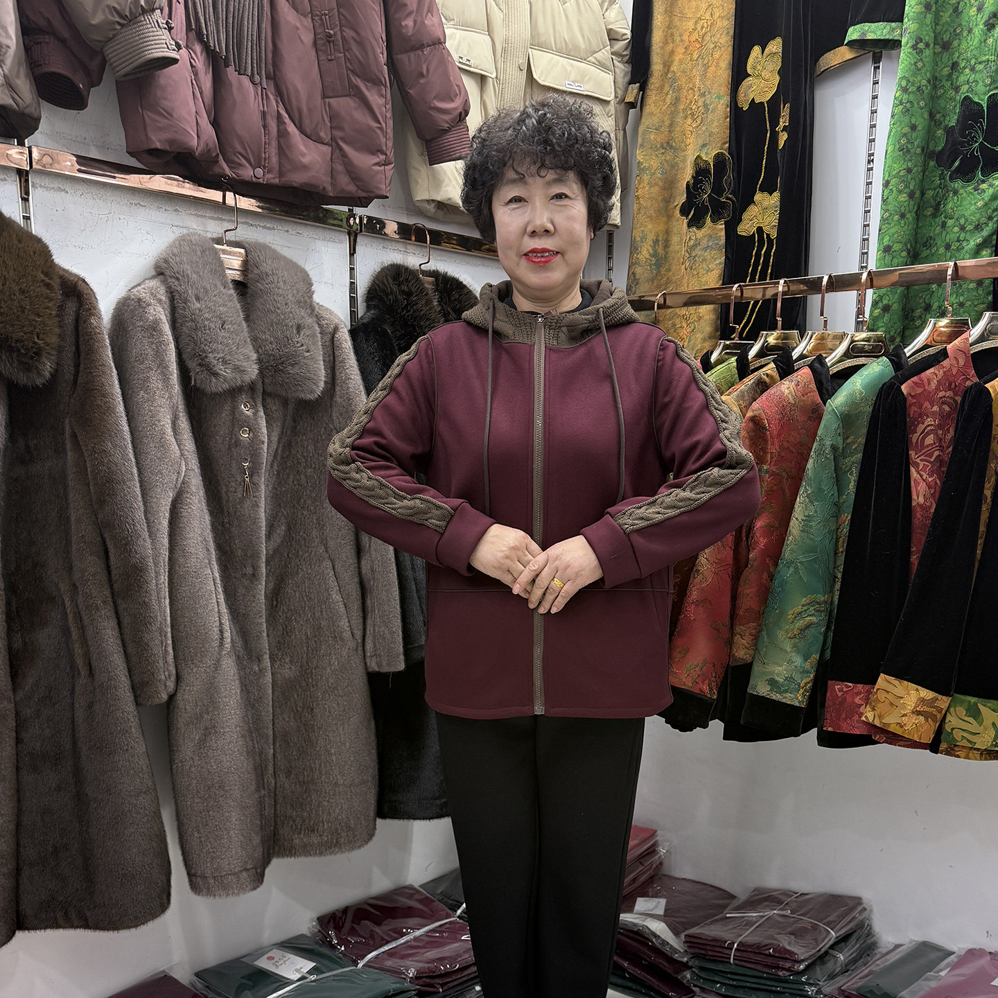 中年人秋冬新款休闲连帽毛呢外套女2025拼接妈妈减龄红色大衣开衫