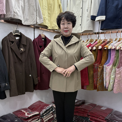 中年妈妈春季新款休闲连帽风衣外套女小个子2026拉链纯色50岁妇女
