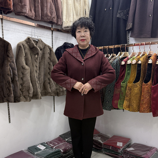 中年妈妈秋冬新款连帽毛呢外套女小个子拼色50岁奶奶貂绒时尚大衣