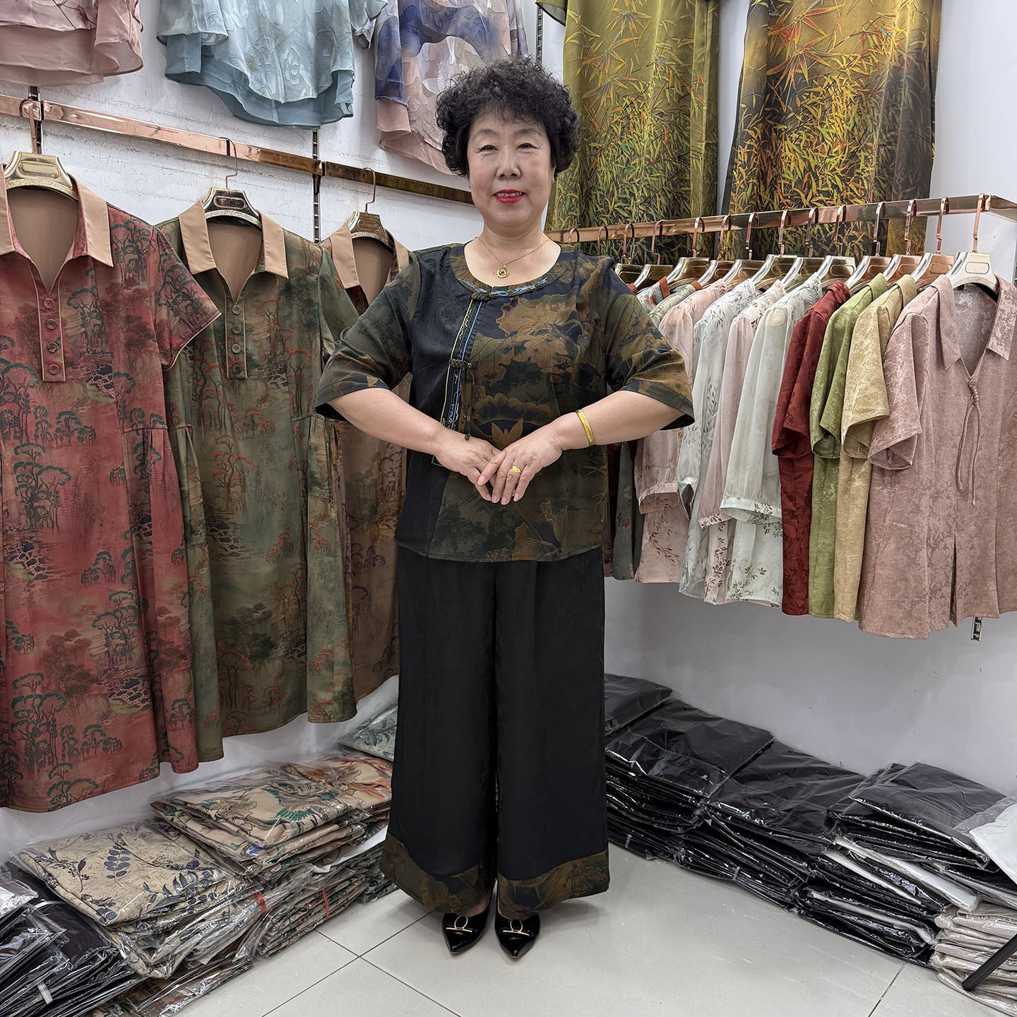 妈妈夏季新款圆领桑蚕丝民族风时尚套装女中袖宽松遮肚奶奶两件套