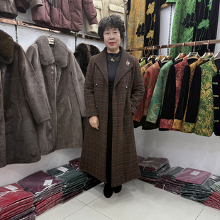 中年妈妈秋冬新款西装翻领毛呢外套女中长款2025显瘦收腰格子大衣