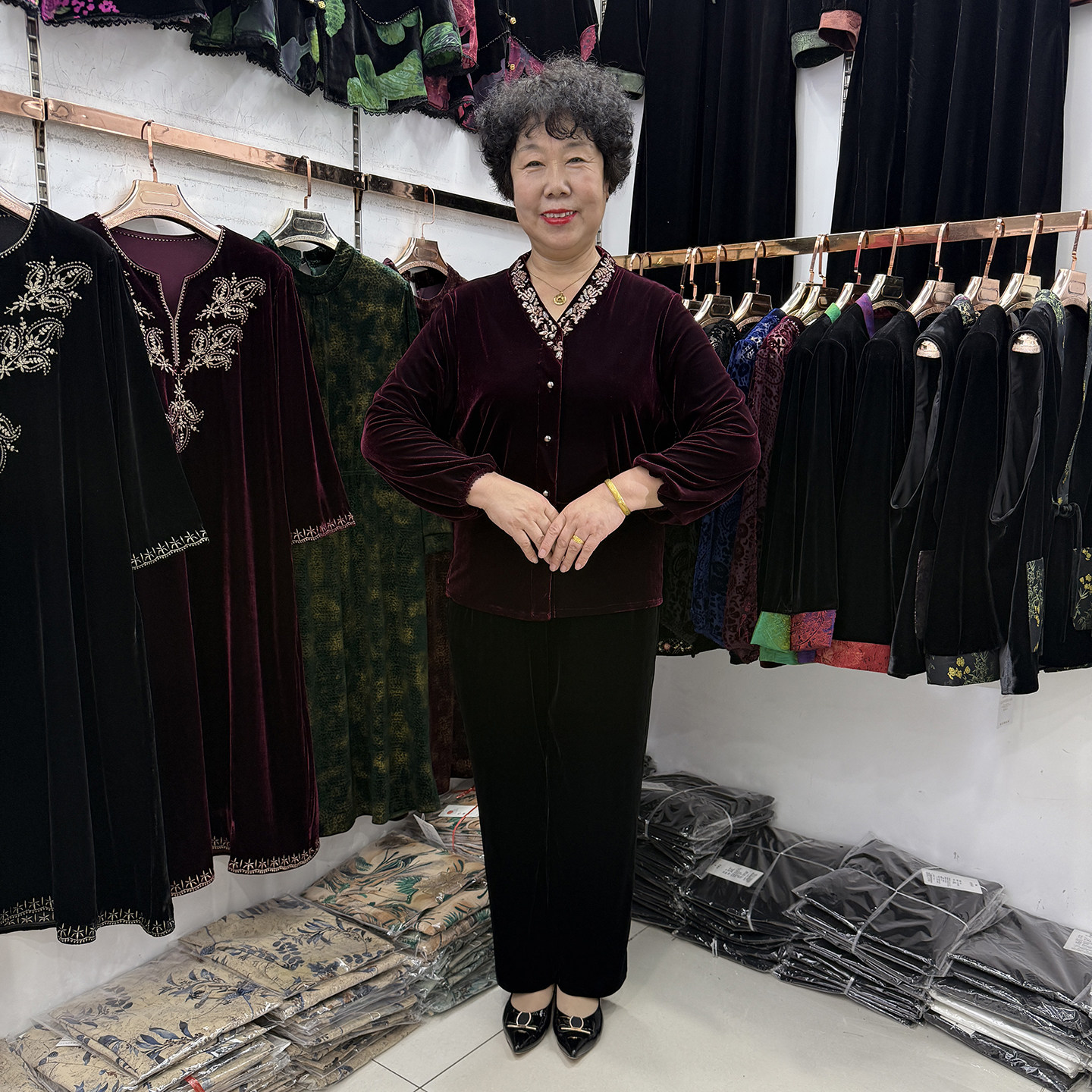 中年妈妈秋冬新款丝绒V领t恤打底衫女刺绣开衫上衣奶奶休闲套装
