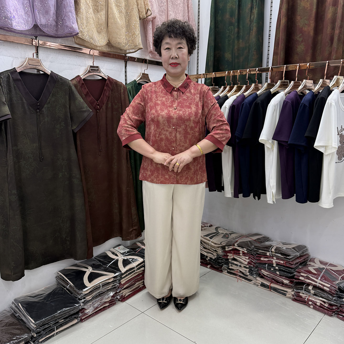 【推荐】妈妈夏季翻领真丝缎衬衫女红色奶奶宽松遮肚小衫花色套装
