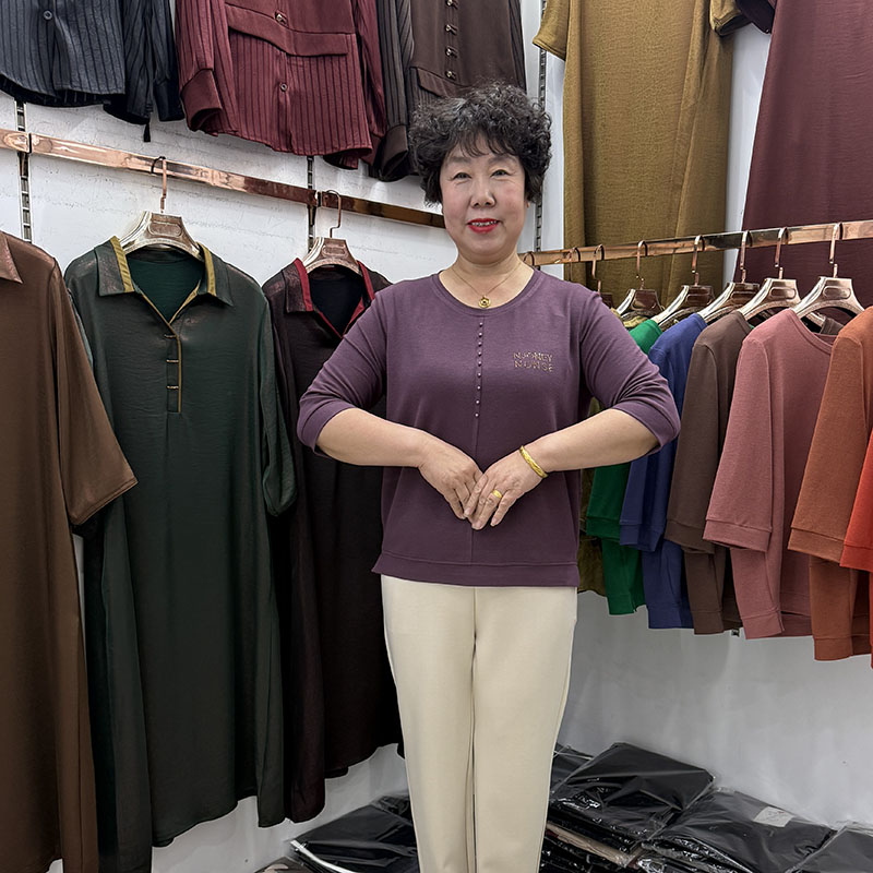 中年人早春新品圆领天丝棉烫钻休闲t恤衫45岁55妈妈中袖纯色打底