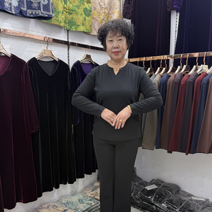中年妈妈秋季新款V领长袖t恤衫女40-50岁纯色内搭打底衫黑色显瘦