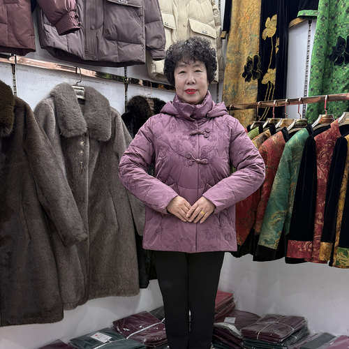 中老年妈妈冬季新款烫印休闲连帽羽绒服外套女小个子50多岁奶奶装