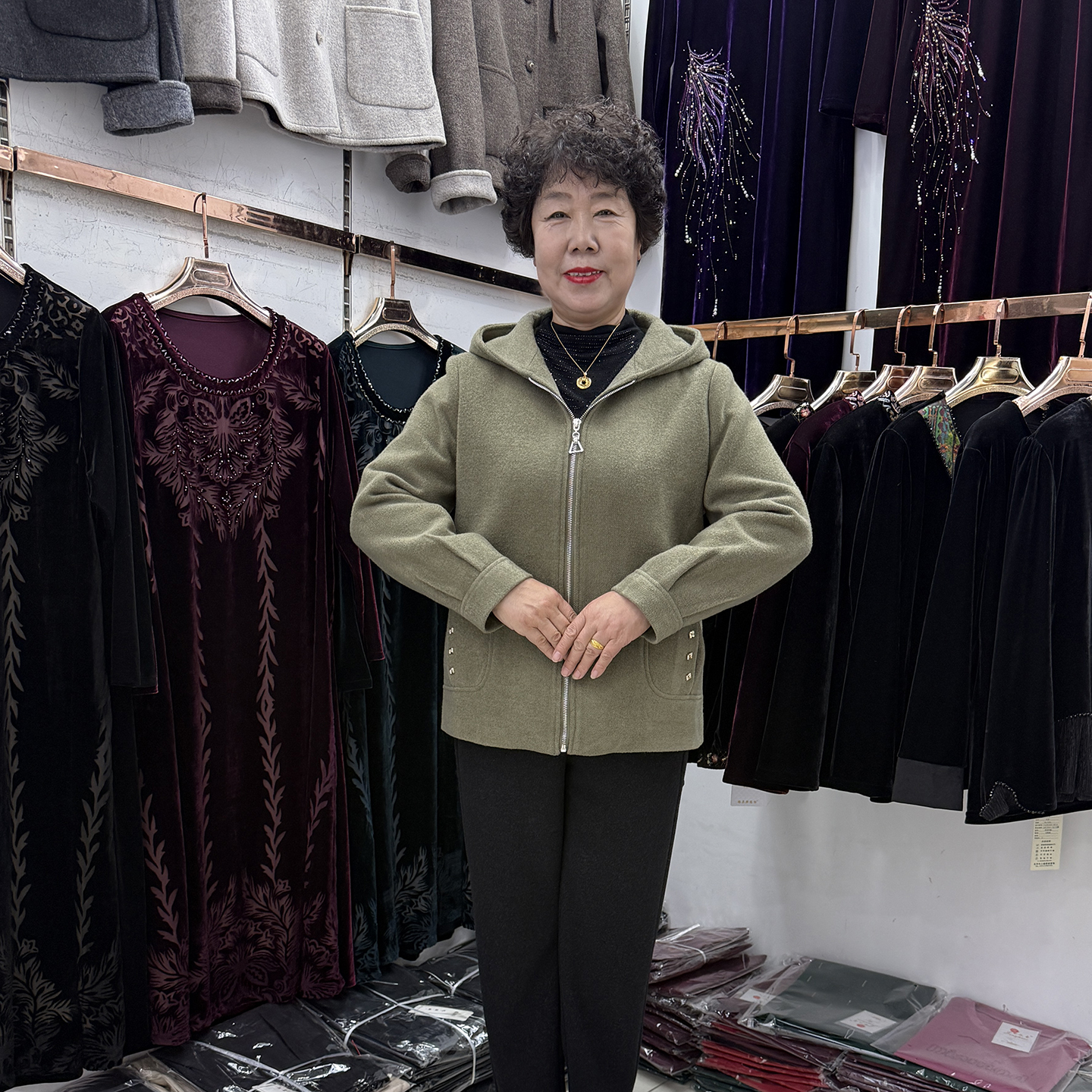 2025秋冬新款妈妈连帽气质貂绒外套女短款休闲奶奶舒适毛呢上衣