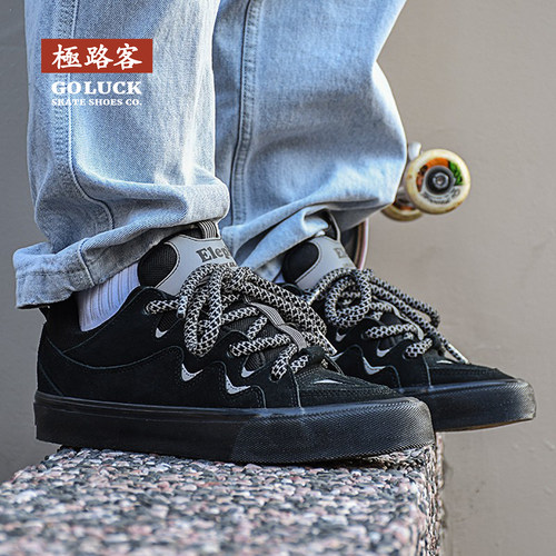 极路客2象系列纯黑面包滑板鞋