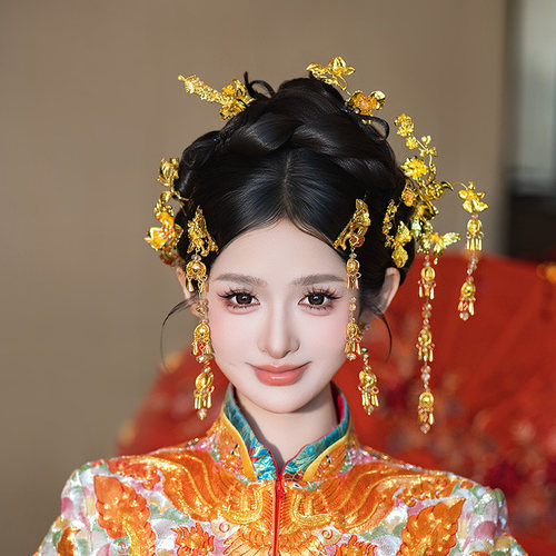 新款金色新娘发饰减龄简约百搭龙凤褂贵气感流苏古典婚礼花朵头饰