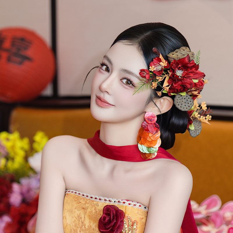 新中式新娘复古高级感头饰仿真莲蓬花明媚惊艳婚礼造型红色系发饰