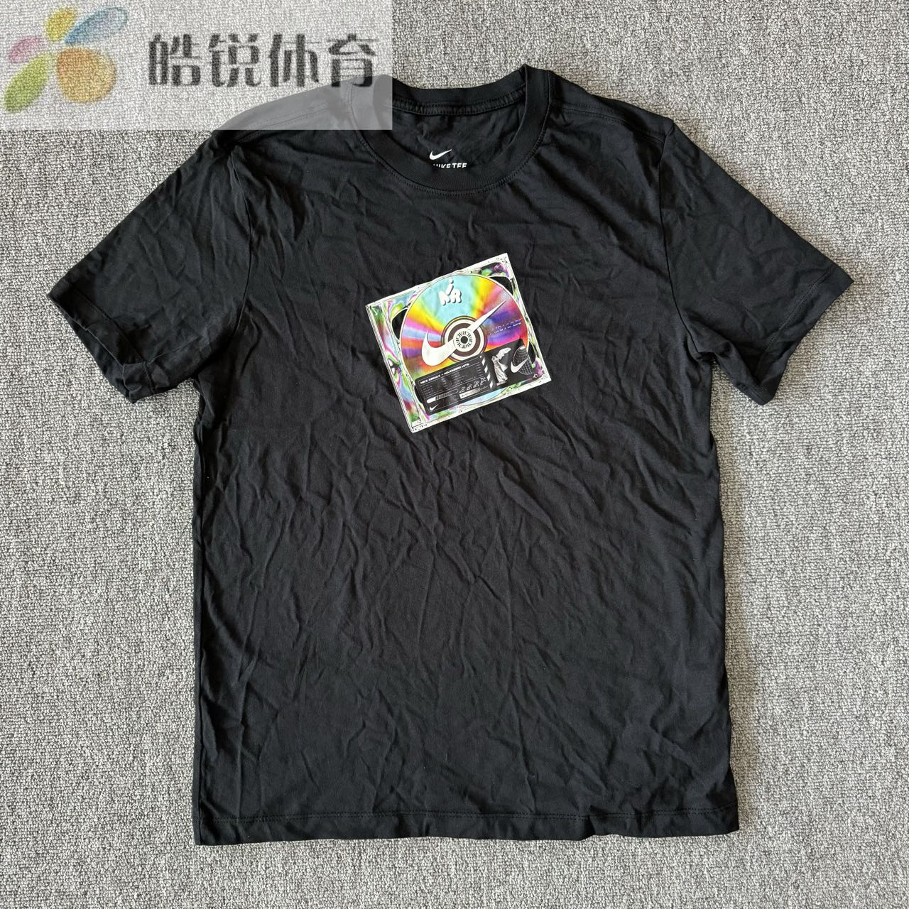 皓锐体育 耐克 Nike 男子唱片印花运动休闲短袖T恤 CW0403-010