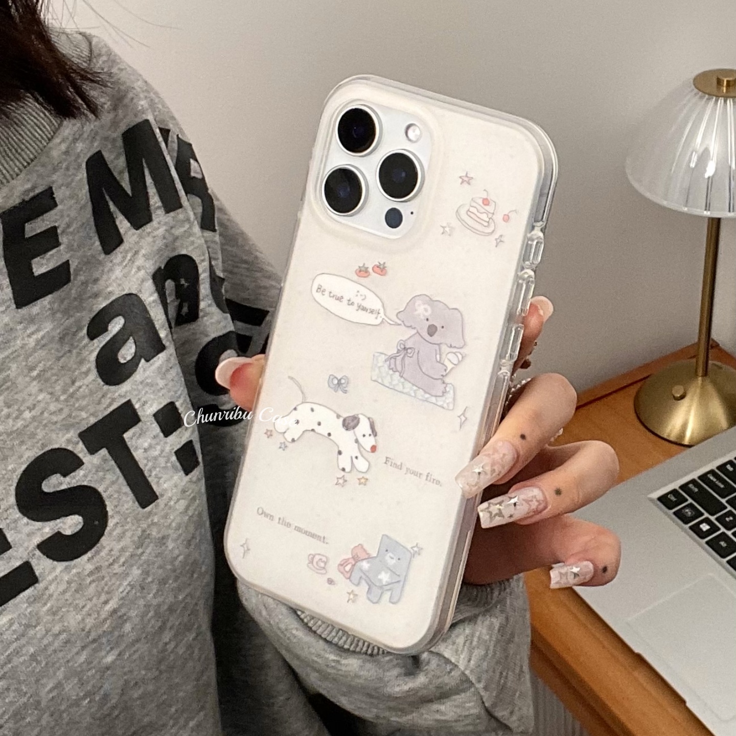 春日部防卫队Fighting|可爱卡通灰色小考拉斑点狗适用苹果16promax手机壳古早萌物创意个性iphone15/14/13