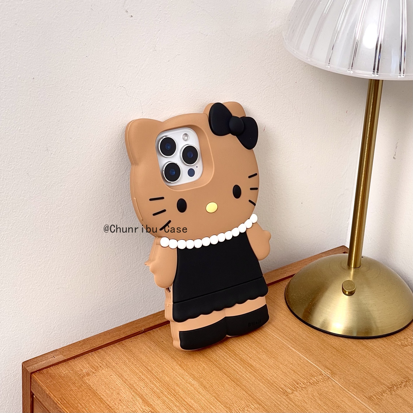 春日部防卫队Fighting｜可爱卡通硅胶黑皮珍珠项链kitty适用苹果16promax手机壳高级小众日韩iphone15/14/13