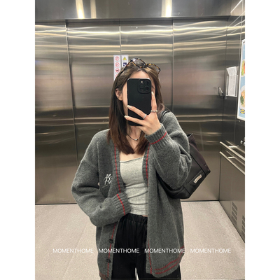 MOMENTHOME 减龄学院风刺绣logo宽松V领灰色长袖毛衣针织开衫女秋