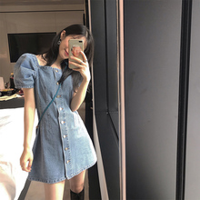 MOMENTHOME一字领露肩牛仔连衣裙2020春夏新款收腰显瘦方领短裙女