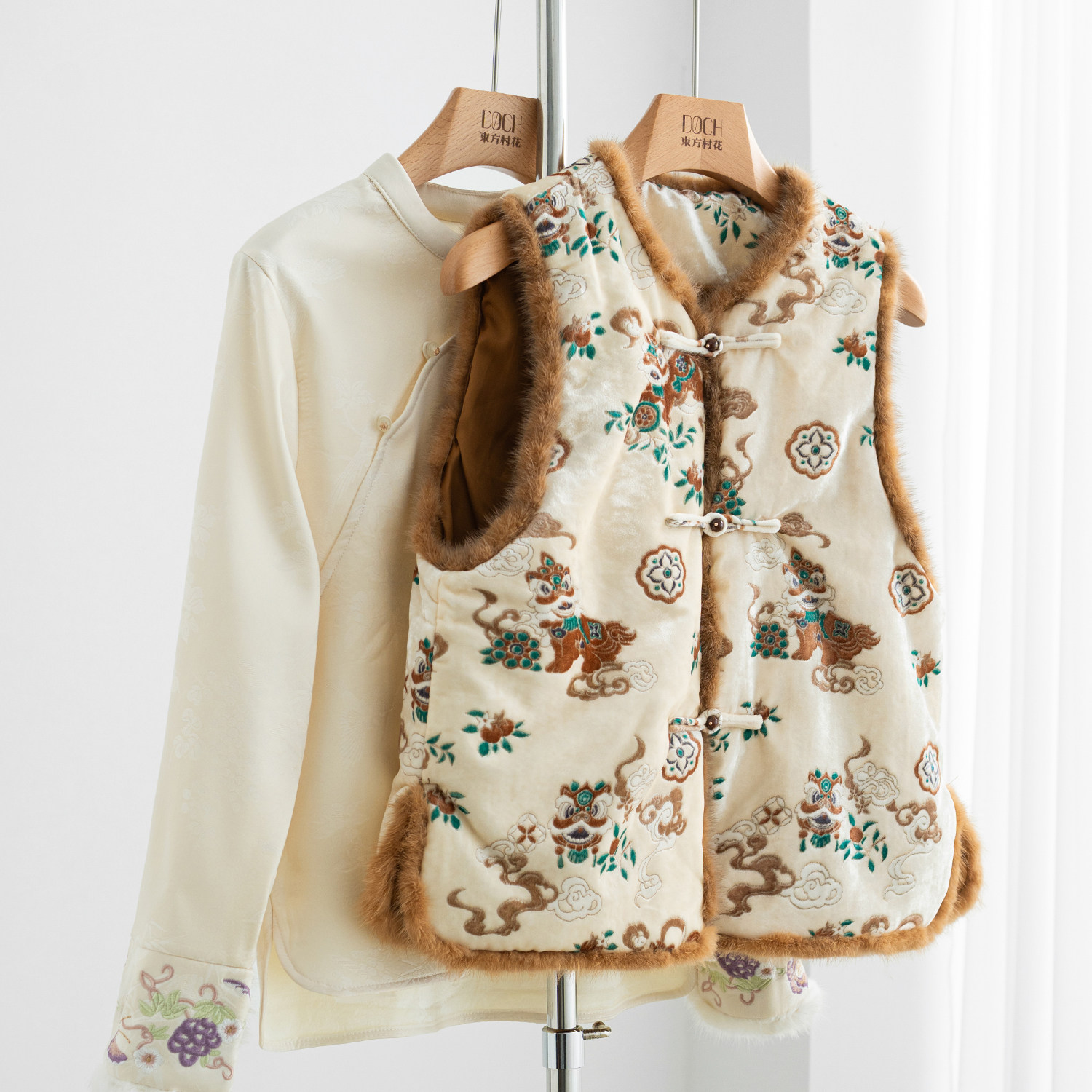 【茴眸一笑】秋冬新中式重工刺绣加厚保暖马甲女复古盘扣叠穿背心,女装/女士精品,马夹,淘宝优惠券,粉丝福利购,淘宝优惠卷