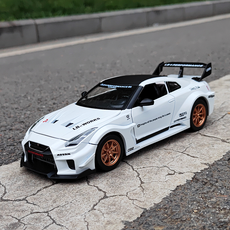 124日产GTRCSR2合金玩具车
