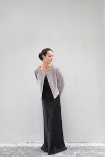 若浓 倾泻的银月光 不易皱的随心演绎丝绒艺术长袖浅灰色短外套