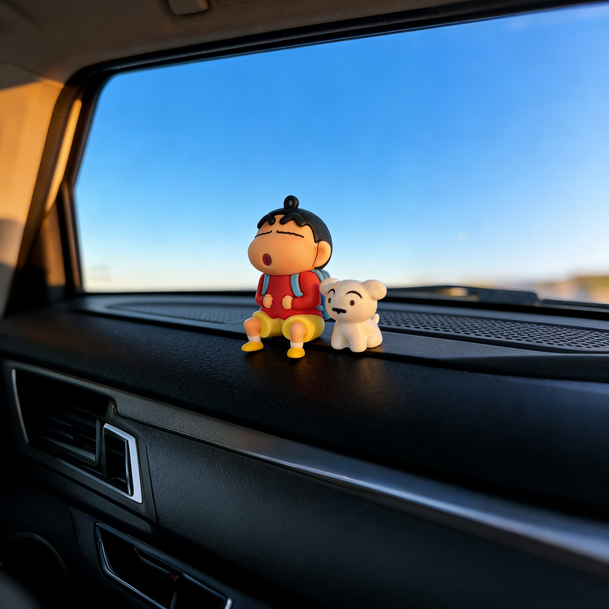 蜡笔小新小白狗车载摆件萌趣卡通汽车仪表台装饰车内摆件车饰用品
