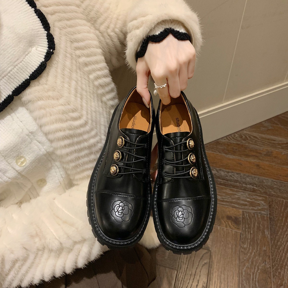 进口同款春季新款绣花赫本风复古厚底加绒粗跟刺绣乐福小皮鞋女