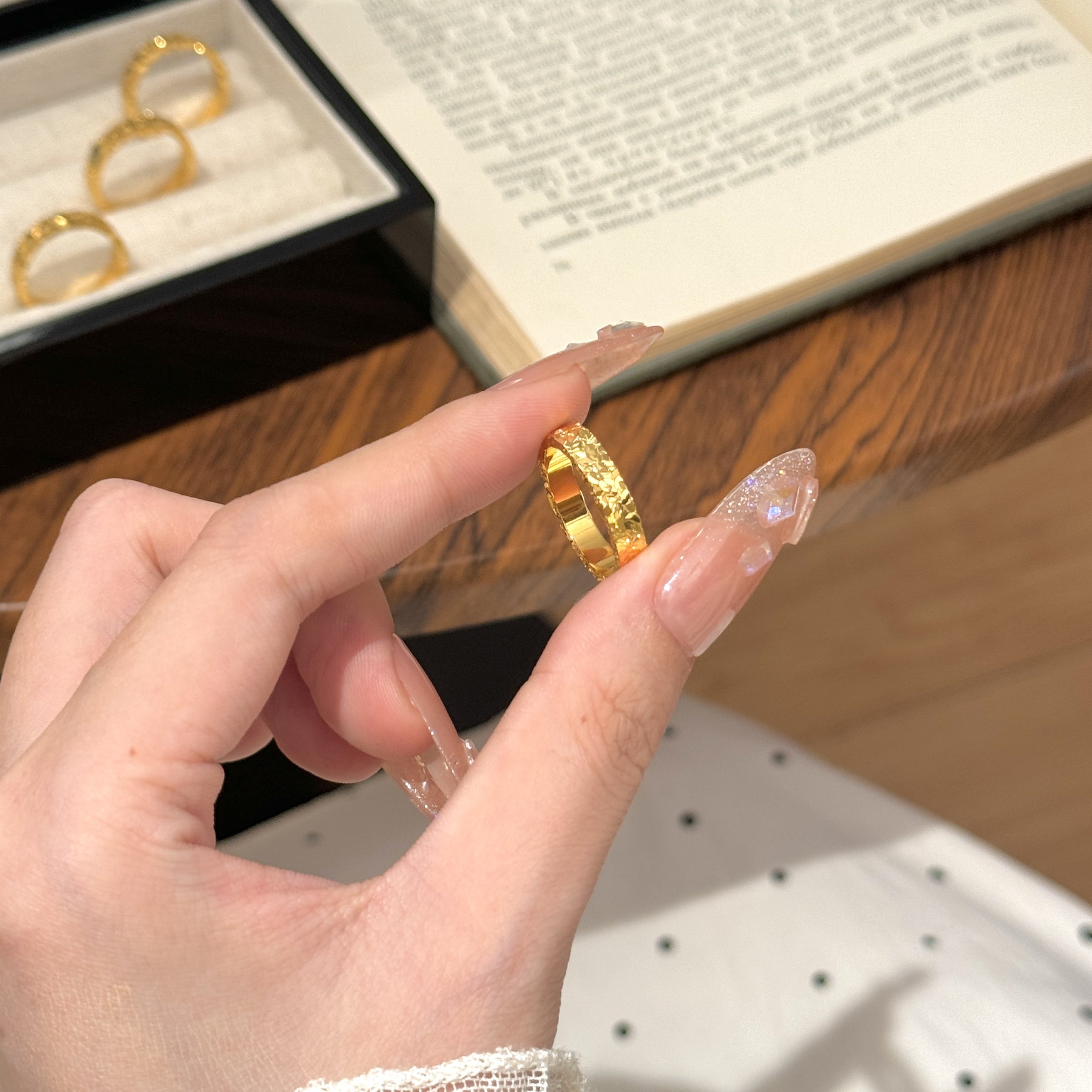 Paula 新中式国潮风丨车花锤纹高闪碎碎冰三面细版戒指 J036,饰品/流行首饰/时尚饰品新,戒指/指环,淘宝优惠券,粉丝福利购,淘宝优惠卷