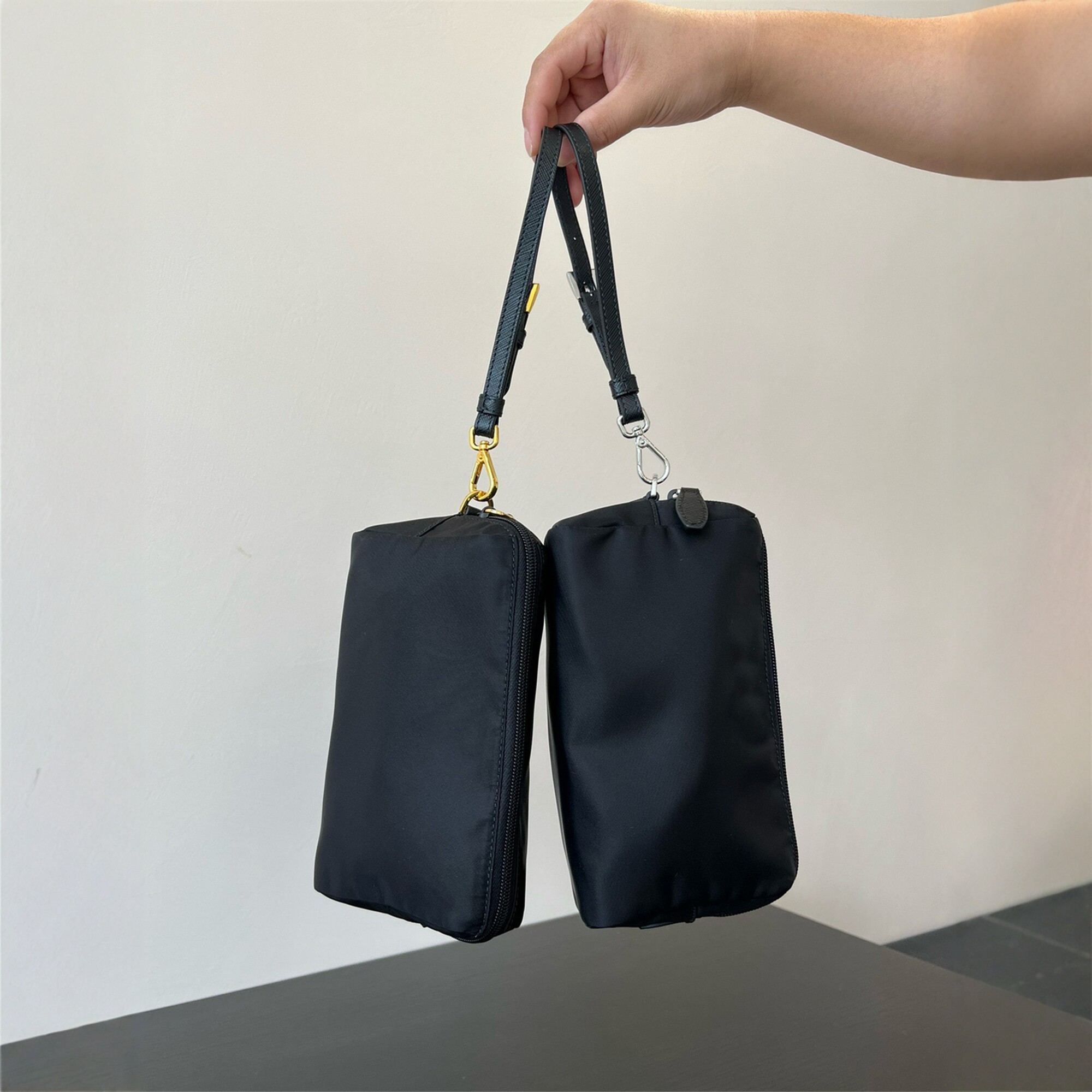 纯原单 外贸 倒三角化妆包包女新款防水手机零钱包通勤手提手拿包