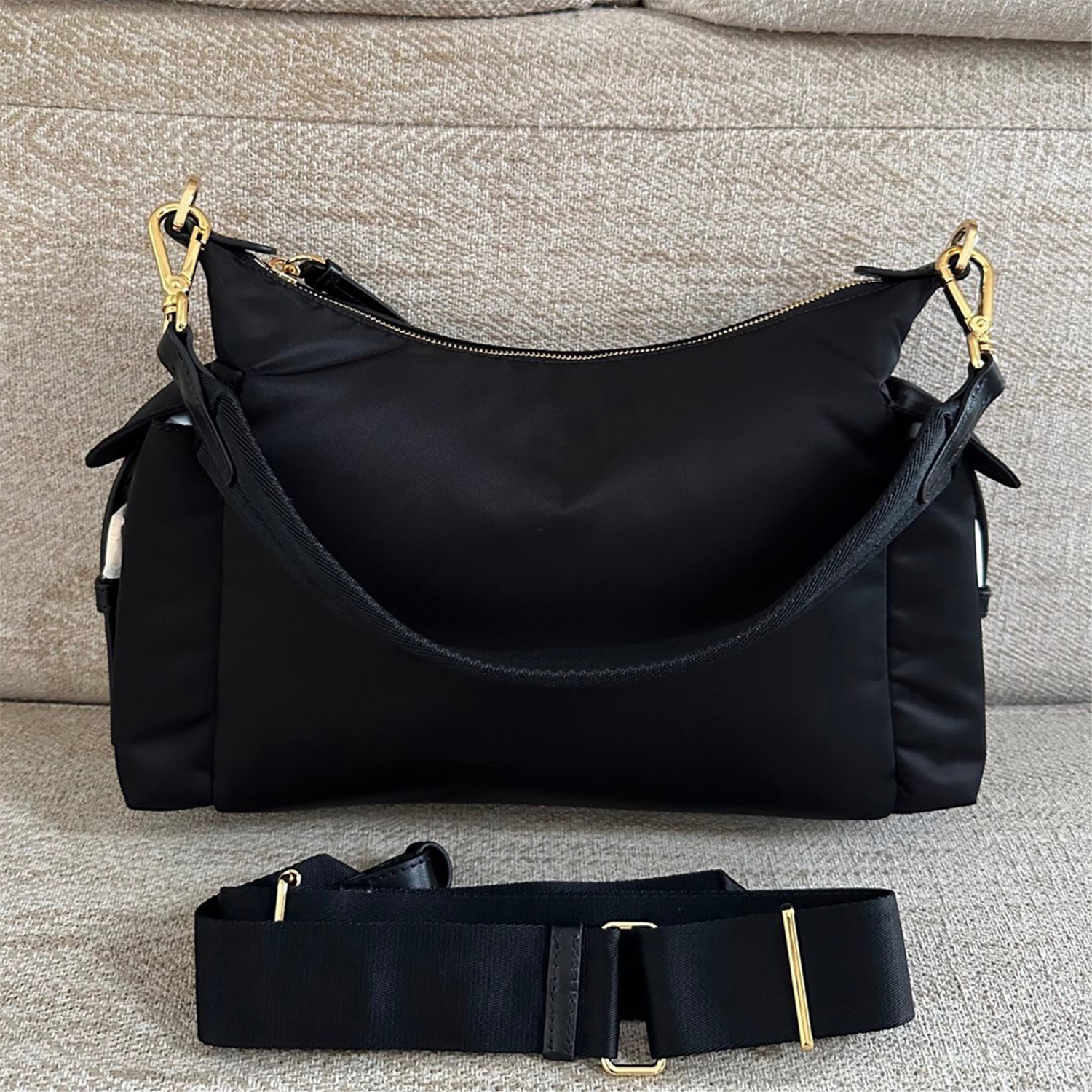 纯原厂倒三角斜挎包包女式2025新款通勤防水单肩手提包 外贸 原单