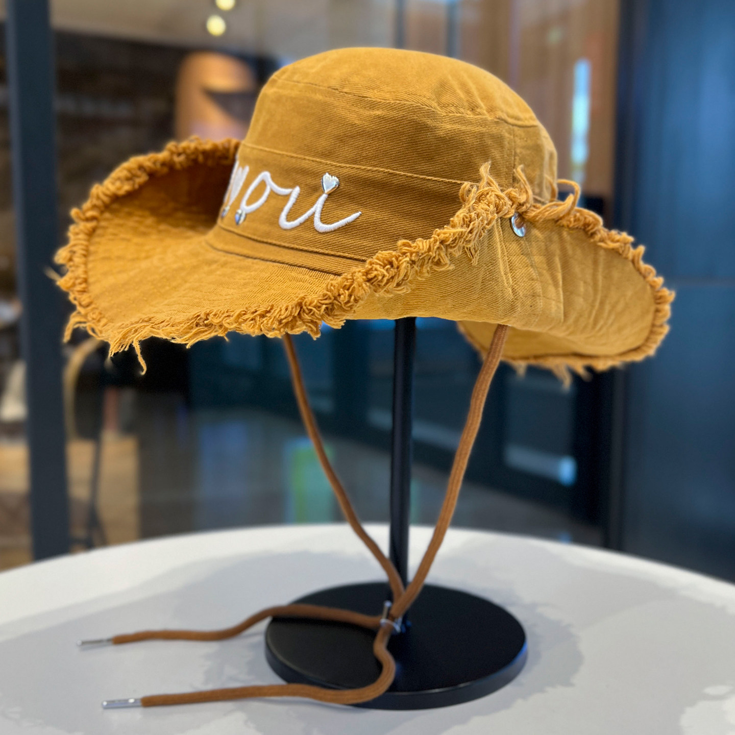 新款大帽檐刺绣字母毛边抽绳渔夫帽子女春夏秋季百搭显脸小遮阳帽