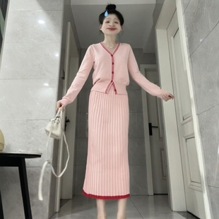 浅粉色v领针织长袖连衣裙女秋装冬内搭富家千金亮色毛衣裙子套装