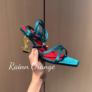 小雨家2025年新款气质交叉露趾一字带性感御姐金色字母高跟凉鞋女
