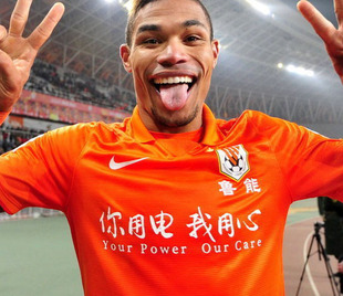 2014年中超联赛山东鲁能泰山球衣广告号码臂章亚冠