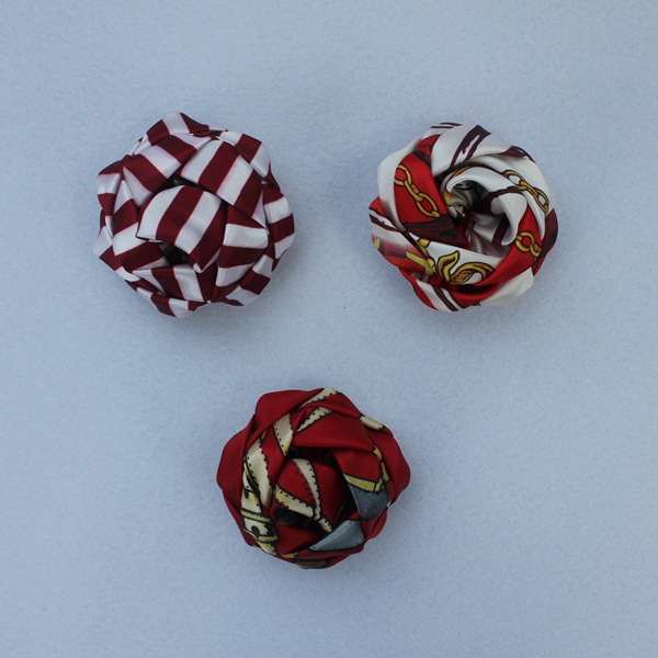 职业风女无标记红色胸花领花