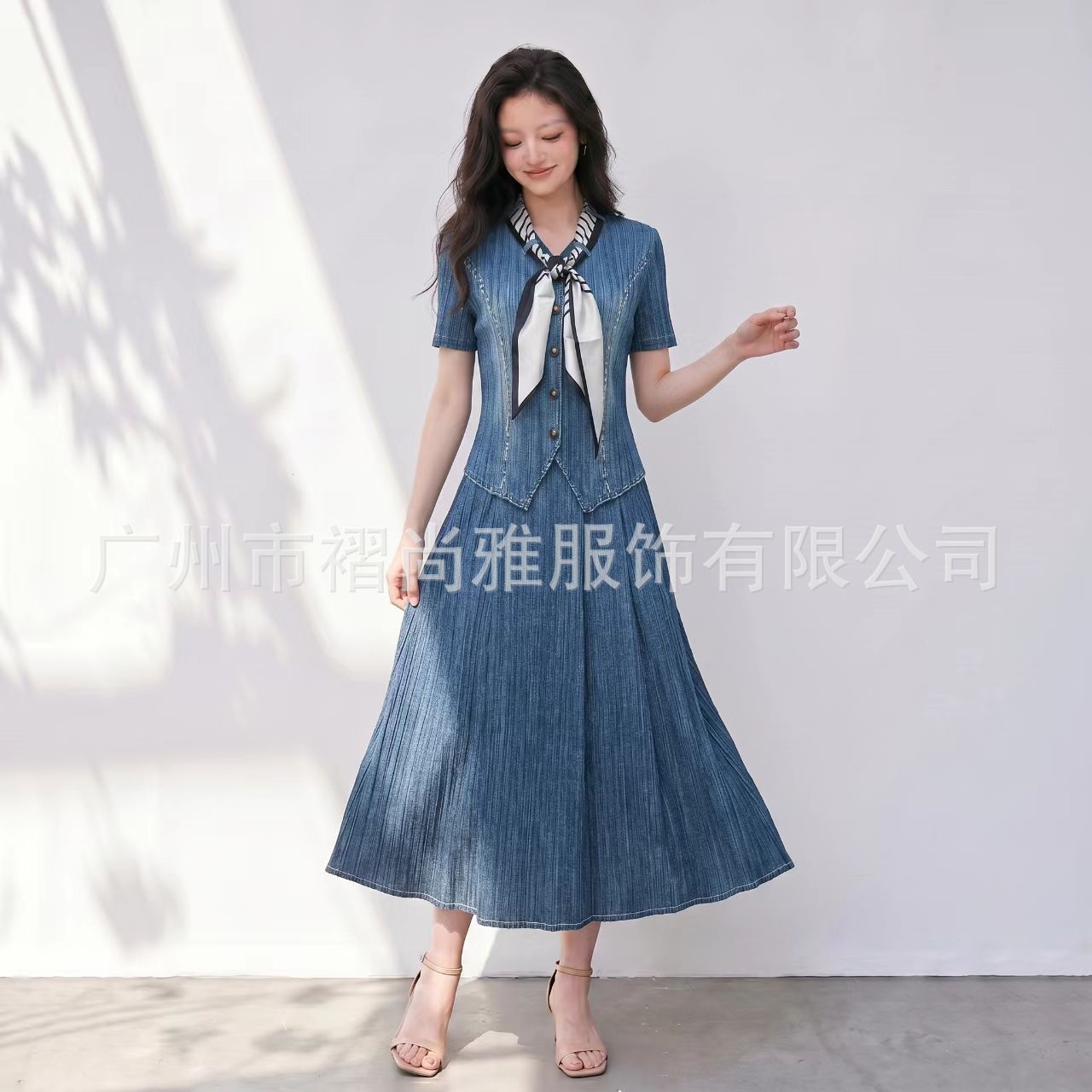 厂家直供夏季新款牛仔海军风休闲气质v领上衣领带半裙套装女新潮
